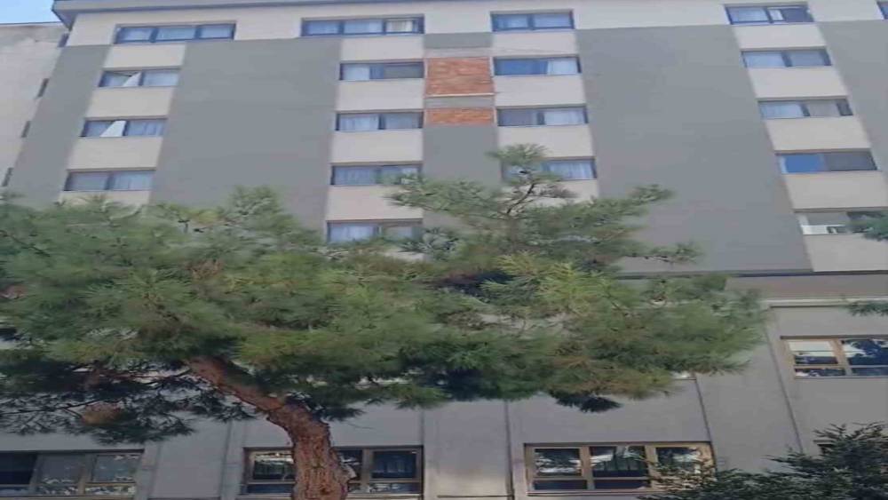 Samsun'da öğretmenevi duvarından kopan beton parçaları yola düştü