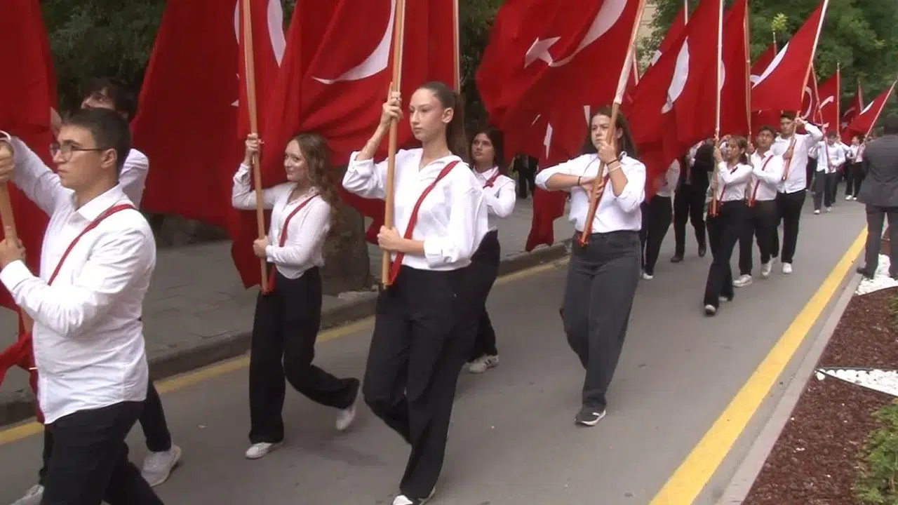Eskişehir'de Gaziler Günü kapsamında bando eşliğinde yürüyüş yapıldı