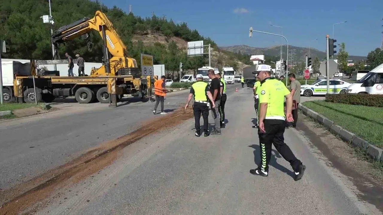 Amasya'da seyir halindeki tırın dorsesi koparak yola düştü