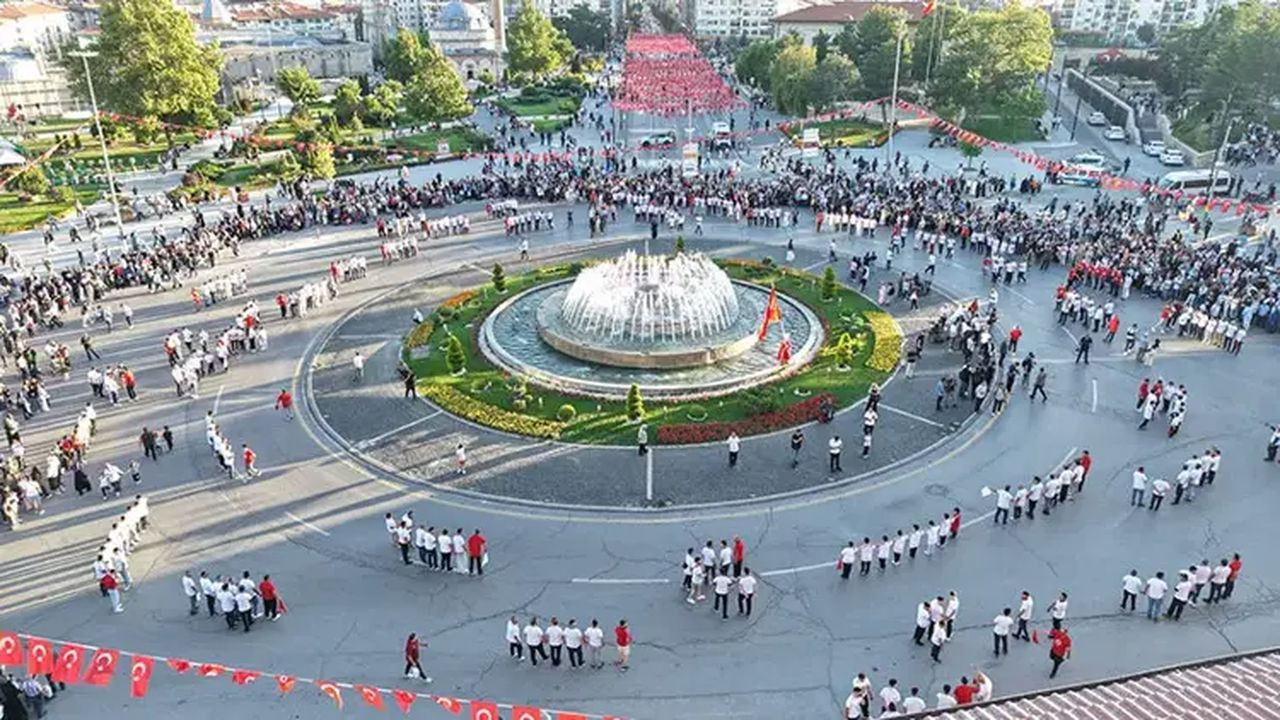 Sivas Kongresi'nin 107. yılında 1058 kişi aynı anda halay çekti