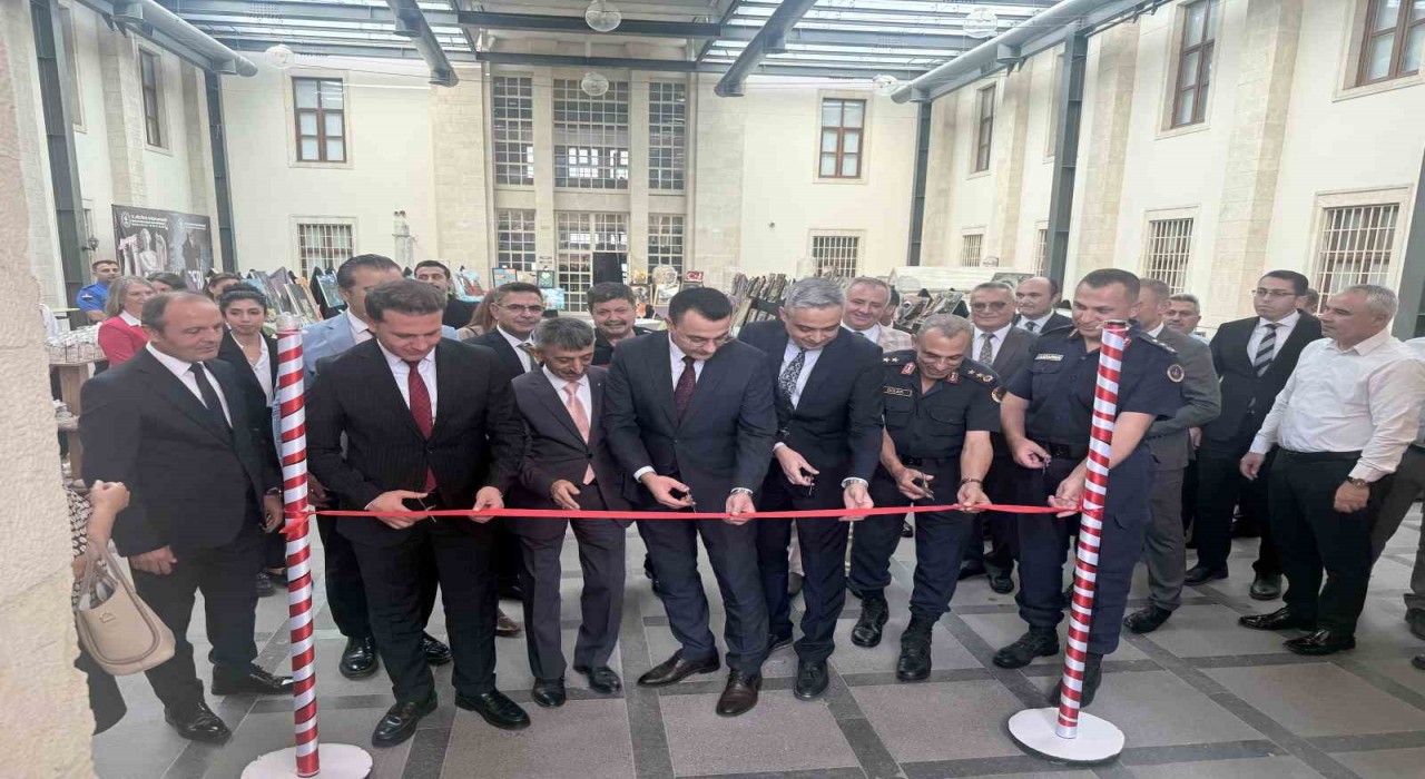 Tarsus'ta hükümlü ve tutukluların hazırladığı 198 eser sergilendi