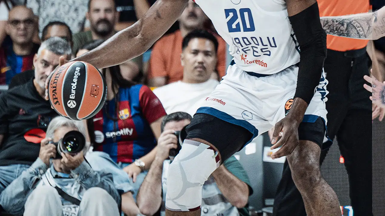 Anadolu Efes, EuroLeague sezonuna Barcelona mağlubiyetiyle başladı