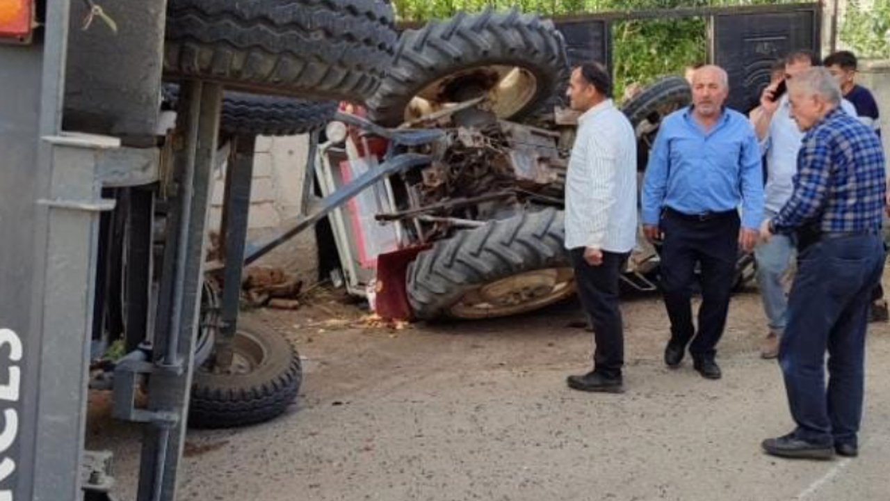 Van'ın Özalp ilçesinde odun yüklü traktör devrildi: 3 yaralı