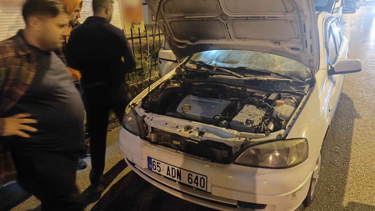 Van'ın Erciş ilçesinde seyir halindeki otomobilde yangın çıktı