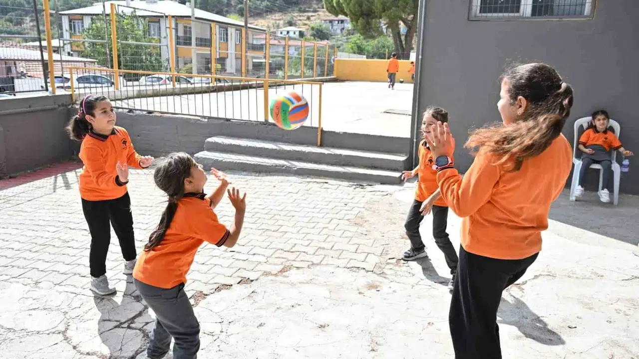 Manisa Büyükşehir Belediyesi 430 okula spor malzemesi desteği sağlıyor
