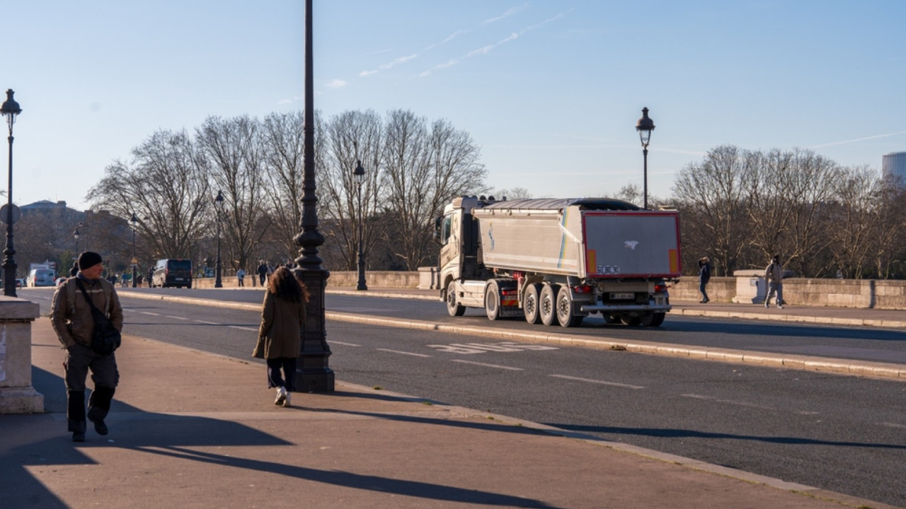Paris'te park halindeki tırda 58 göçmen bulundu