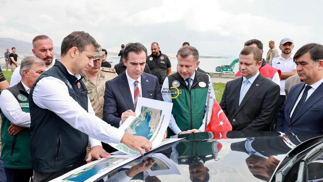 Bitlis Valisi Karakaya Tatvan'daki Van Gölü dip çamuru temizliğini inceledi