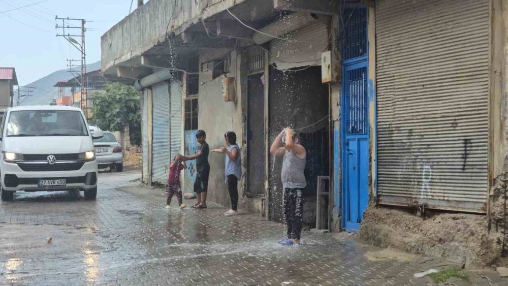 Gaziantep İslahiye'de aniden bastıran yaz yağmuru serinlik getirdi
