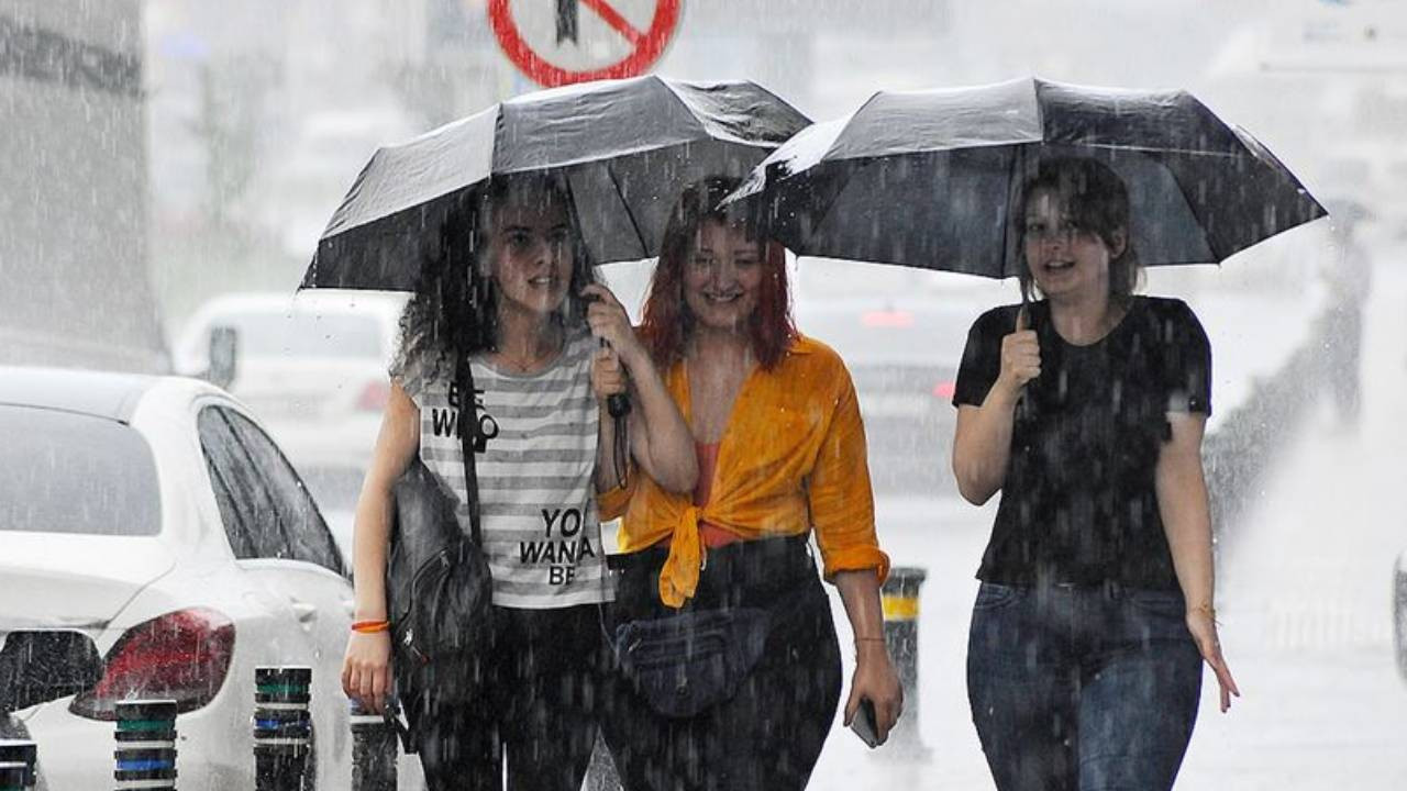 İstanbul'da sıcaklıklar düşüyor, kuvvetli sağanak yağış bekleniyor