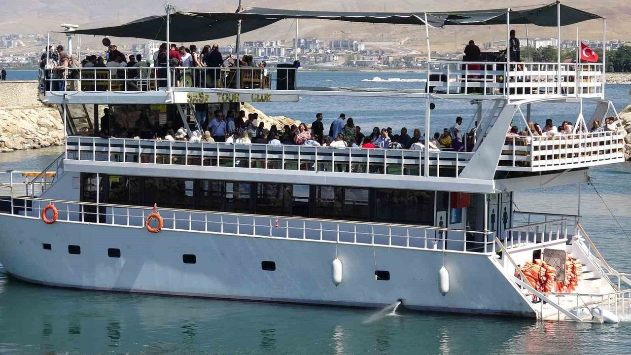 İranlı turistler bölgedeki gerginliğe rağmen Van'ı ziyaret ediyor