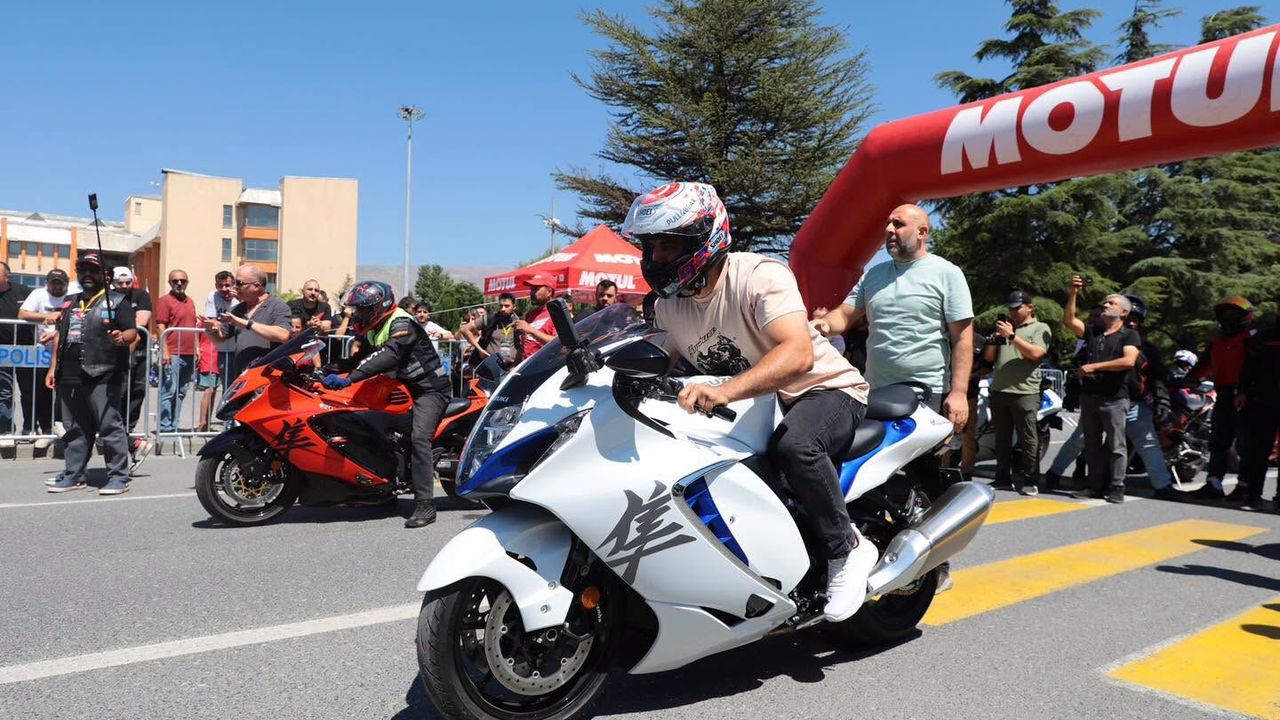 Erzincan'da düzenlenen Ergan Motofest kapsamında drag yarışları yapıldı