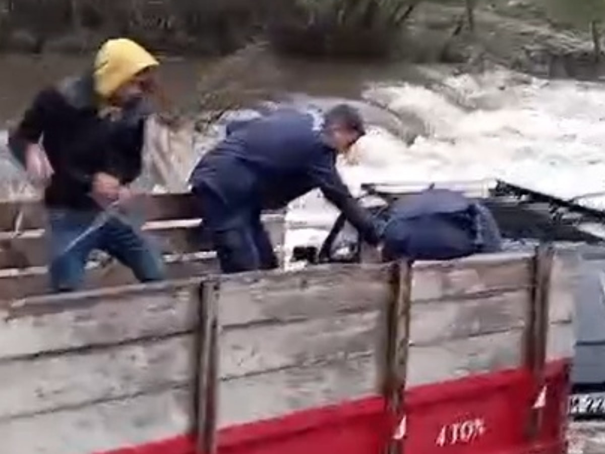 Aydın'da sel sularına kapılan otomobildeki iki kişi kurtarıldı