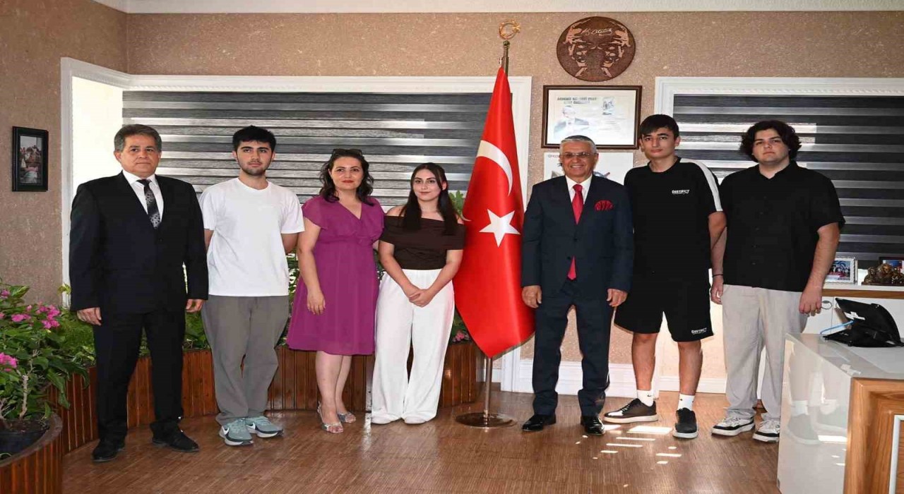Kemer'de ücretsiz eğitim alan öğrenciler üniversite sınavında başarı sağladı