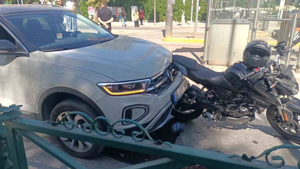 Eskişehir'de yayalara yol veren motosiklete otomobil çarptı