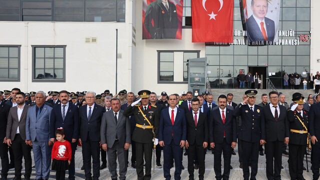 Iğdır'da Cumhuriyet Bayramı kutlamaları çelenk sunma töreniyle başladı