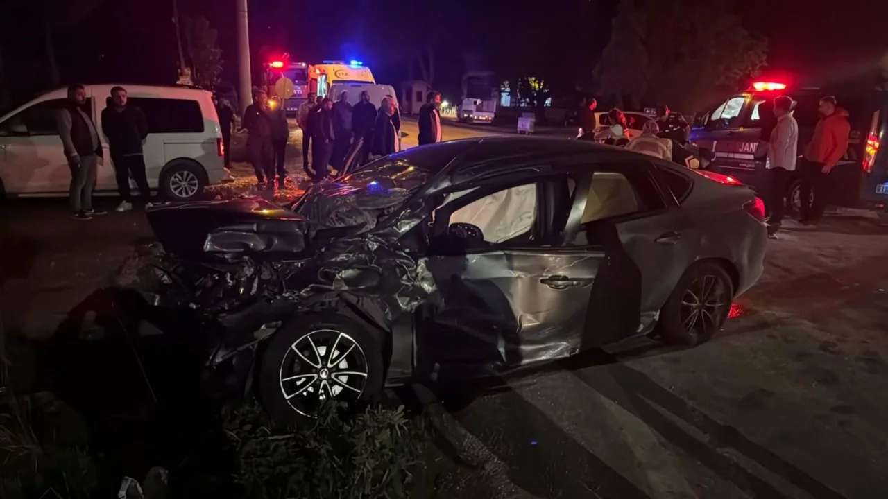 Osmaneli'de otomobil ile tırın çarpışması 5 yaralıyla sonuçlandı