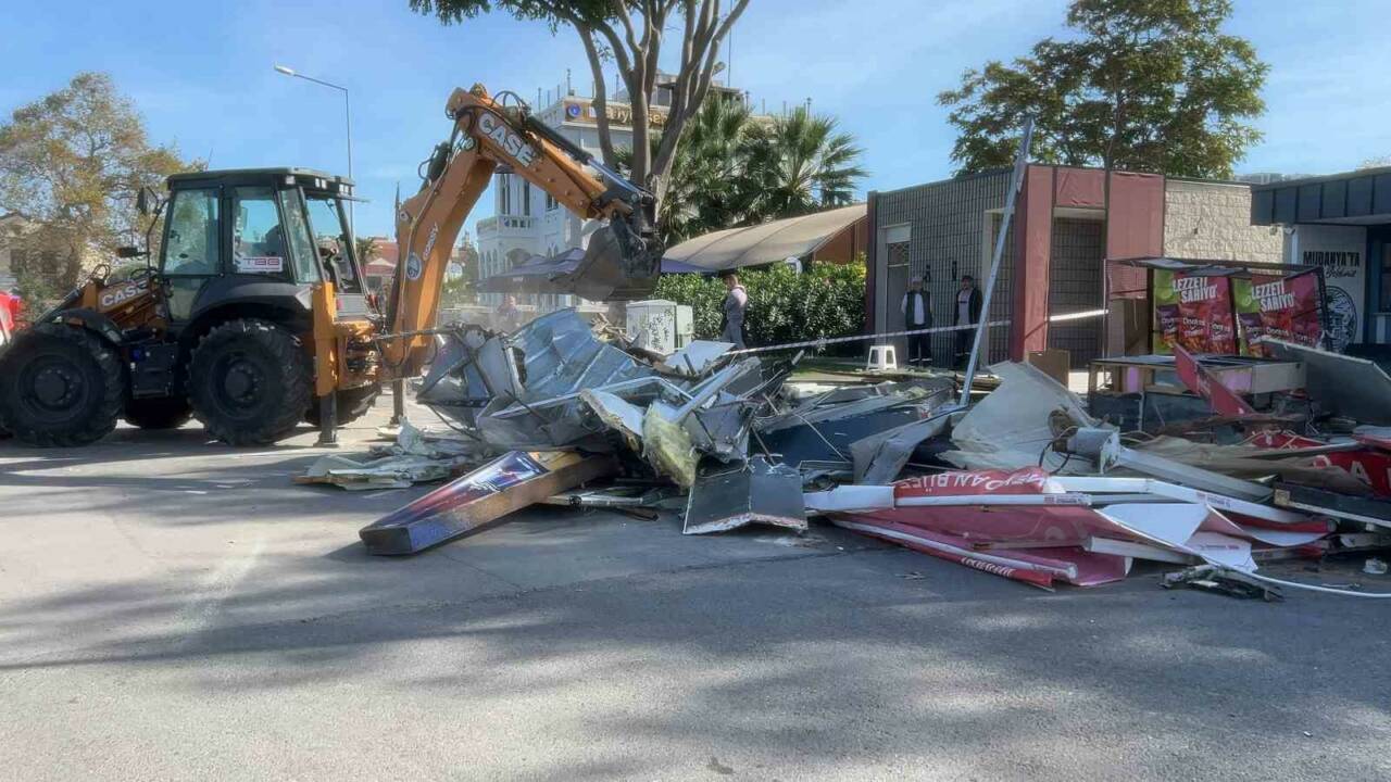 Mudanya'da usulsüz kullanım gerekçesiyle işletilen büfe yıkıldı