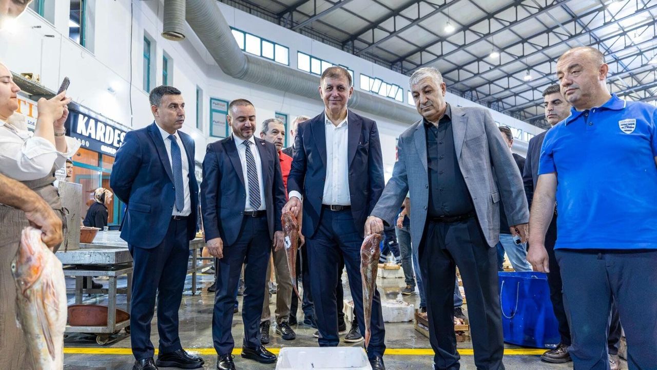 Başkan Tugay sezonun ilk balık mezadına katılarak levrek ve barbun satın aldı