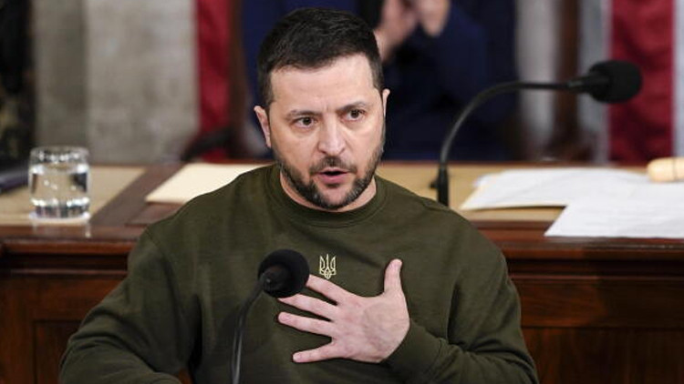 Zelenskiy Kiev'deki bayrak töreninde Ukrayna'nın Avrupa'yı savunduğunu belirtti