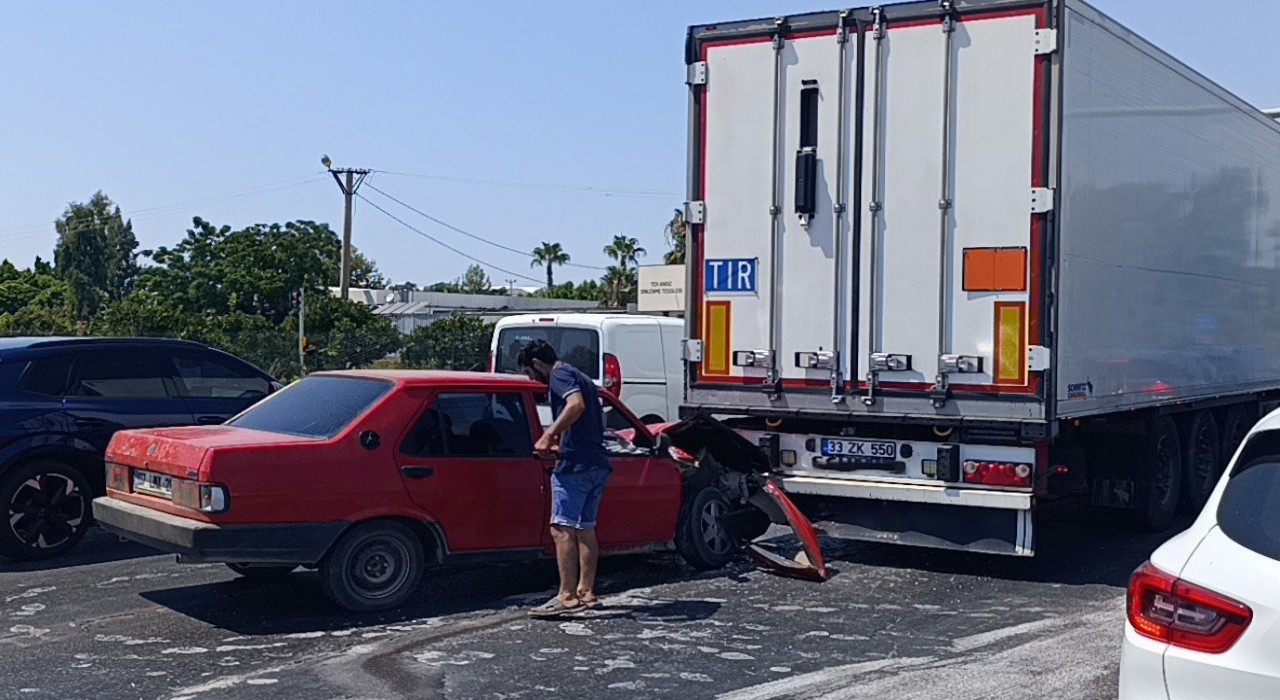 Antalya'da kırmızı ışıkta duran tıra çarpan otomobilde 1 kişi yaralandı