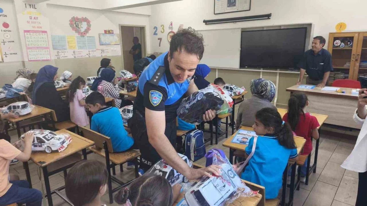Erzincan'da polis ekipleri ilkokul öğrencilerine hediye dağıttı
