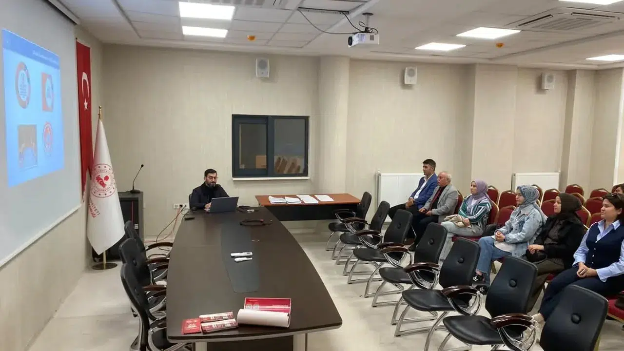 Altıntaş'ta okul yöneticilerine sosyal destek modeli tanıtıldı