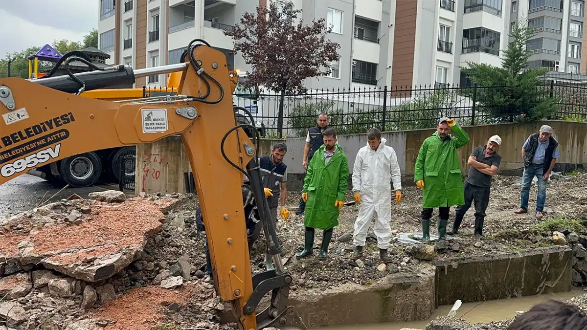 Fatsa'da gece saatlerinde etkili olan sağanak yağış su baskınlarına yol açtı