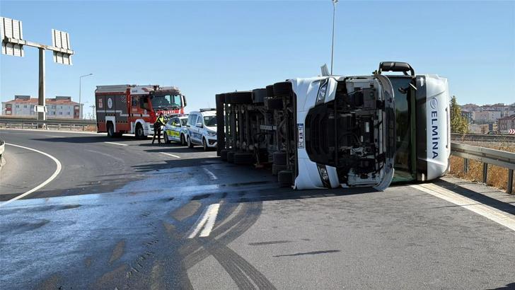 Tekirdağ Çorlu'da kontrolden çıkan TIR devrildi: 1 yaralı