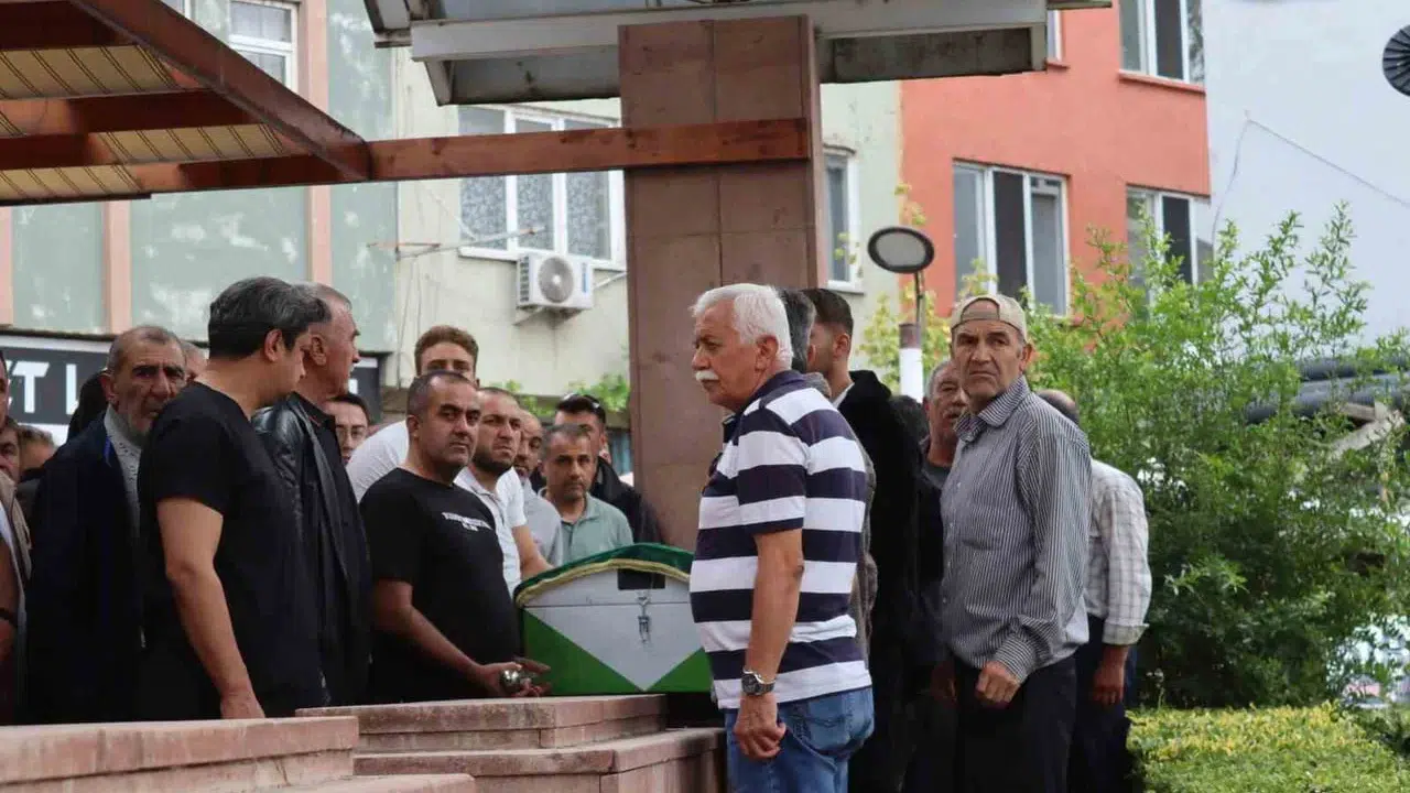 Eski eşi tarafından öldürülen Yasemin Yanık toprağa verildi