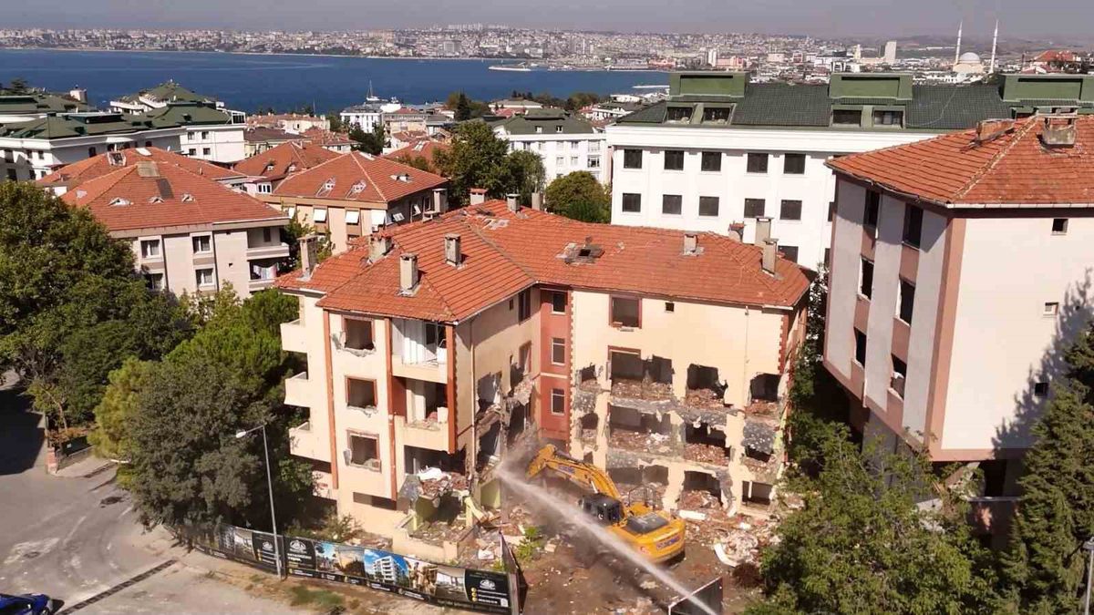 Büyükçekmece'de riskli yapı statüsündeki 48 konutun yıkımı başladı