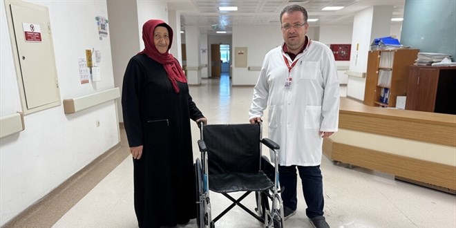 İstanbul'da felç kalan hasta ameliyat sonrası yürüyerek taburcu oldu