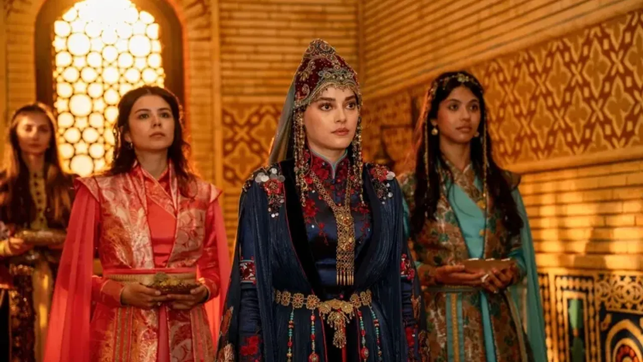 Simay Barlas Aşk ve Taht dizisinde Melike Hüma Hatun karakterini canlandırıyor