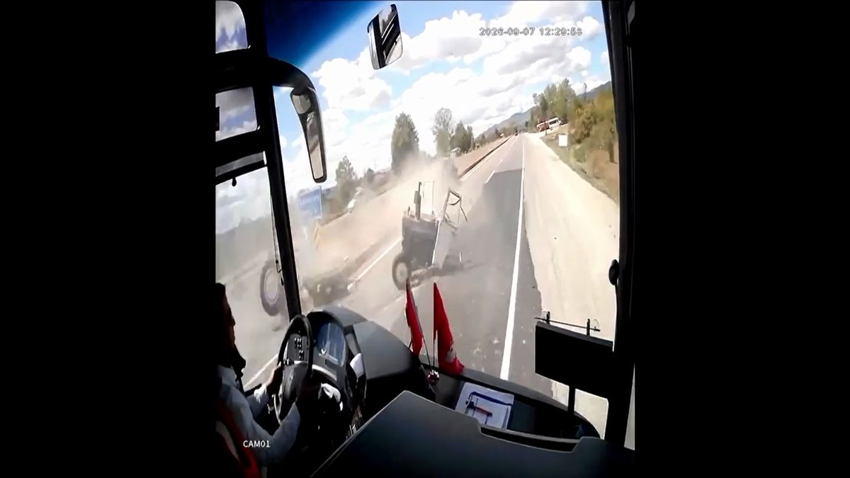 Taşköprü'de otomobil ve traktörün çarpışması sonucu traktör parçalandı