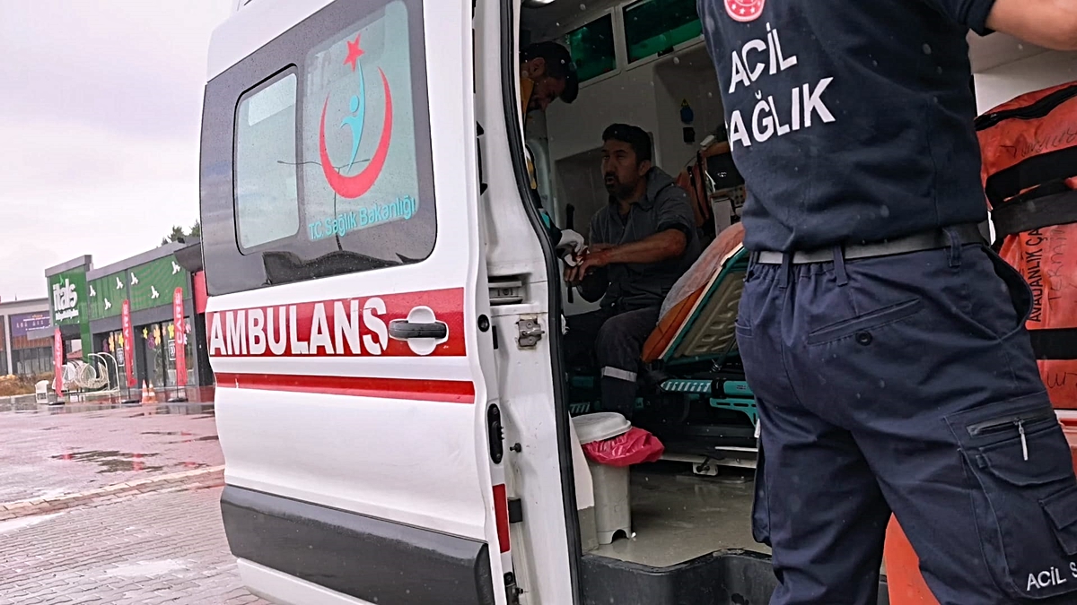 Bursa'da sıvı tuz yüklü tanker yağmur suyu kanalına devrildi