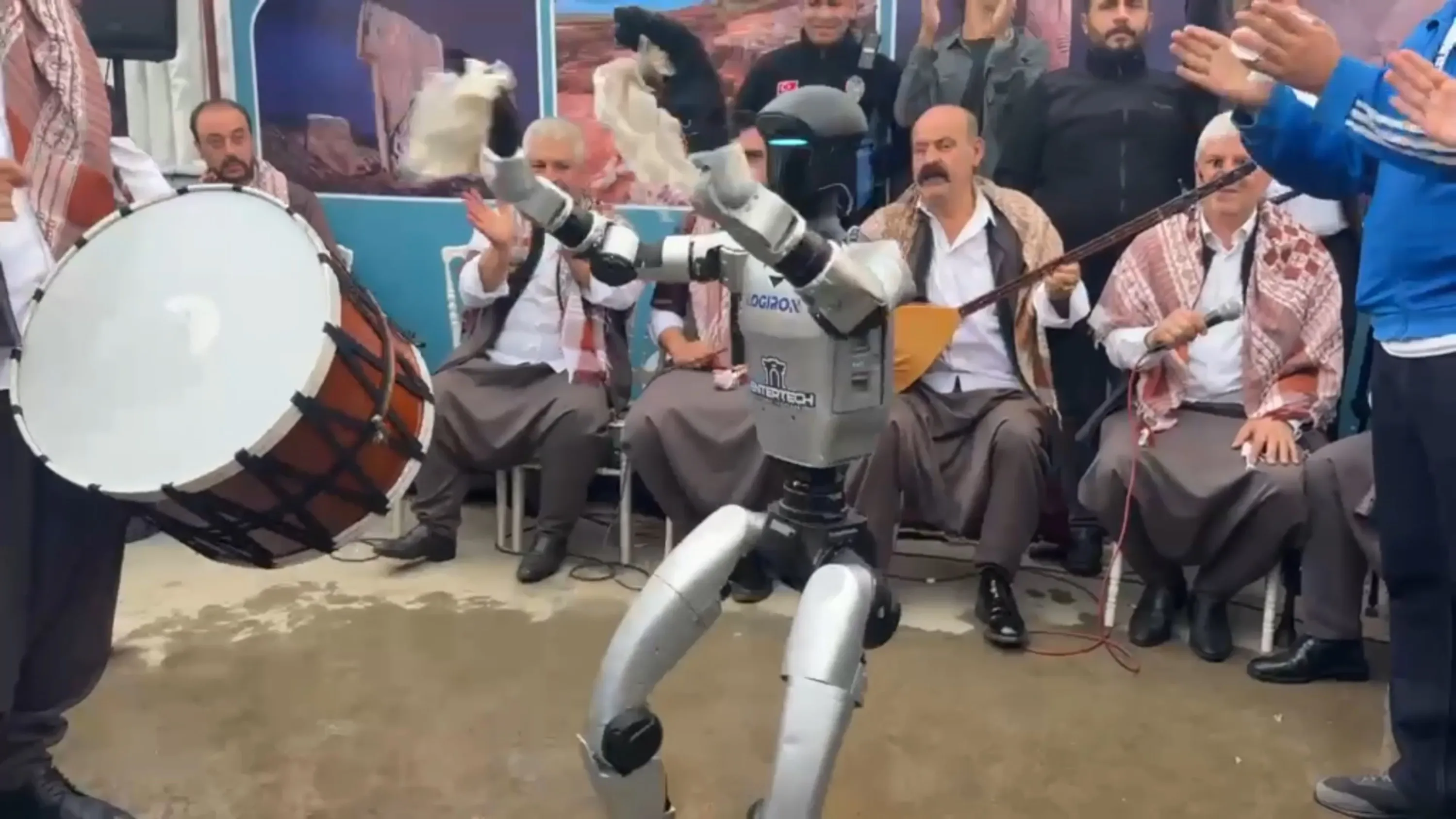 Şanlıurfa'daki TEKNOFEST Güneydoğu festivalinde robot sıra gecesi yaptı