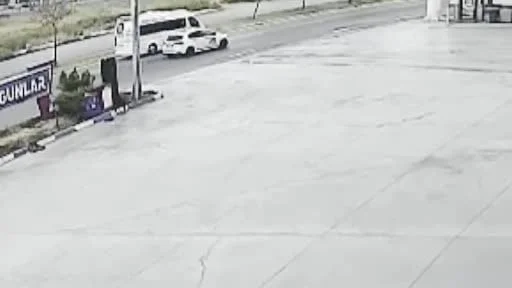 Aksaray'da kontrolden çıkan otomobil aydınlatma direğini devirdi