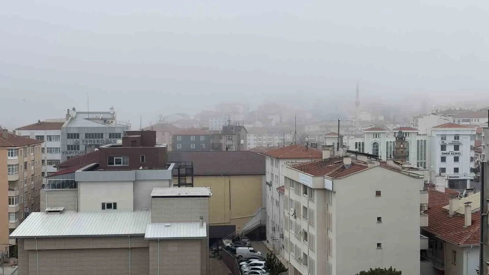 Yozgat'ta yoğun sis görüş mesafesini 30 metreye düşürdü