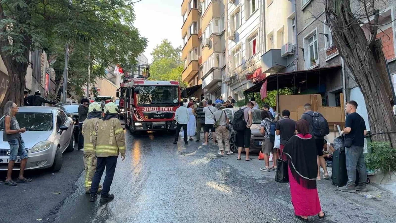 Beyoğlu'ndaki otel yangınında 17 kişi tahliye edildi