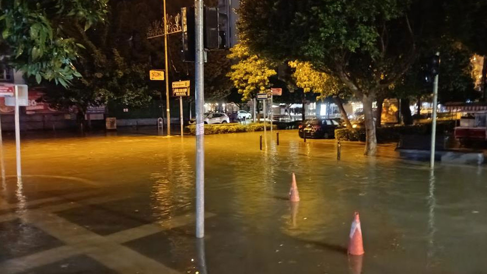 Adana'da şiddetli sağanak ve fırtına ulaşımı aksattı