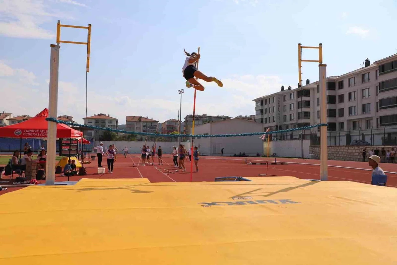 Kütahya'da düzenlenen U18 atletizm şampiyonası tamamlandı