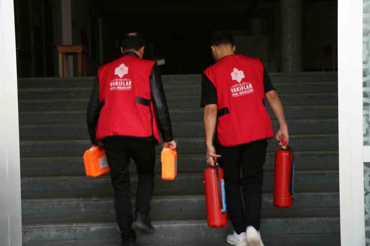 Samsun'da 20 camiye yangın tüpü ve 18 kursa ilkyardım çantası verildi