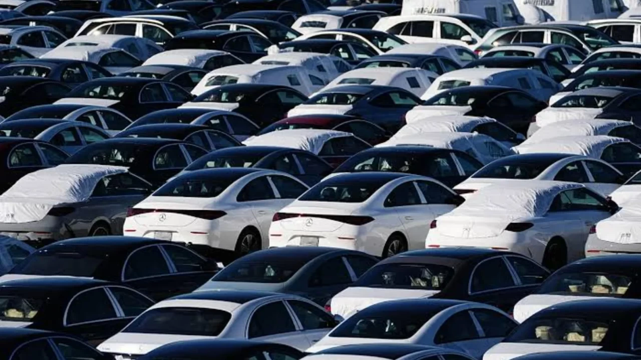Mercedes-Benz Çin'deki talep düşüşü ve artan maliyetler nedeniyle kâr hedefini düşürdü