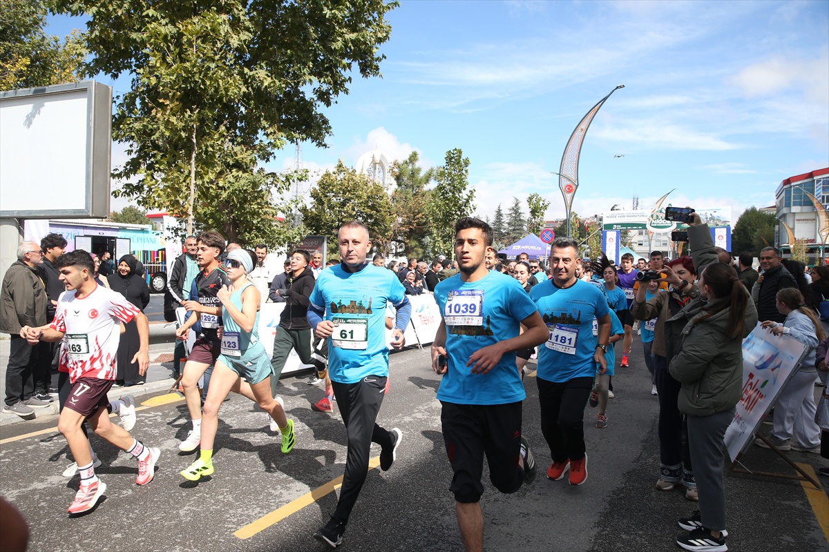 Niğde'de 6 ülkeden 1100 sporcunun katıldığı yarı maraton tamamlandı