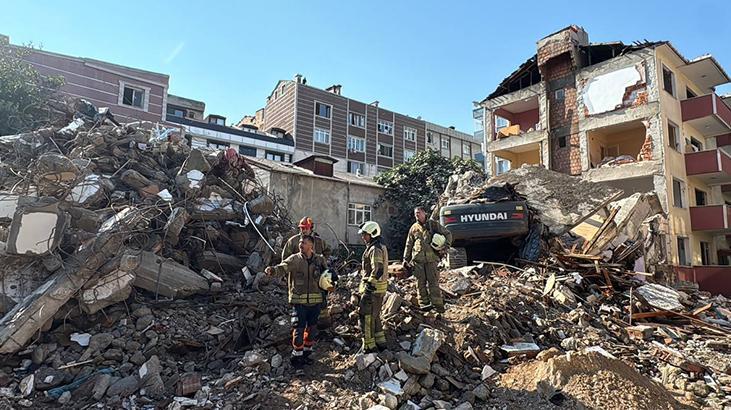 Küçükçekmece'de yıkım çalışması sırasında bina parçaları iş makinesinin üzerine devrildi