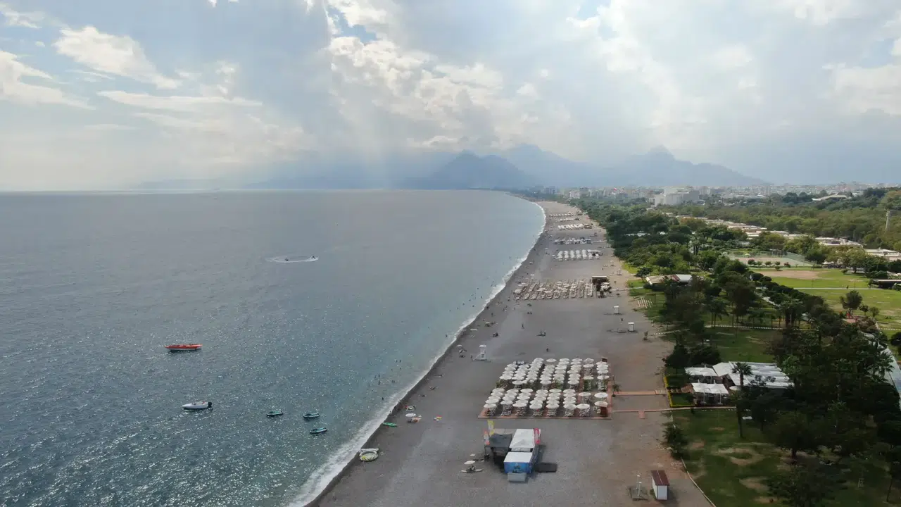 Antalya'da eylül ayında hava sıcaklığı 28 derece, sahiller hareketli