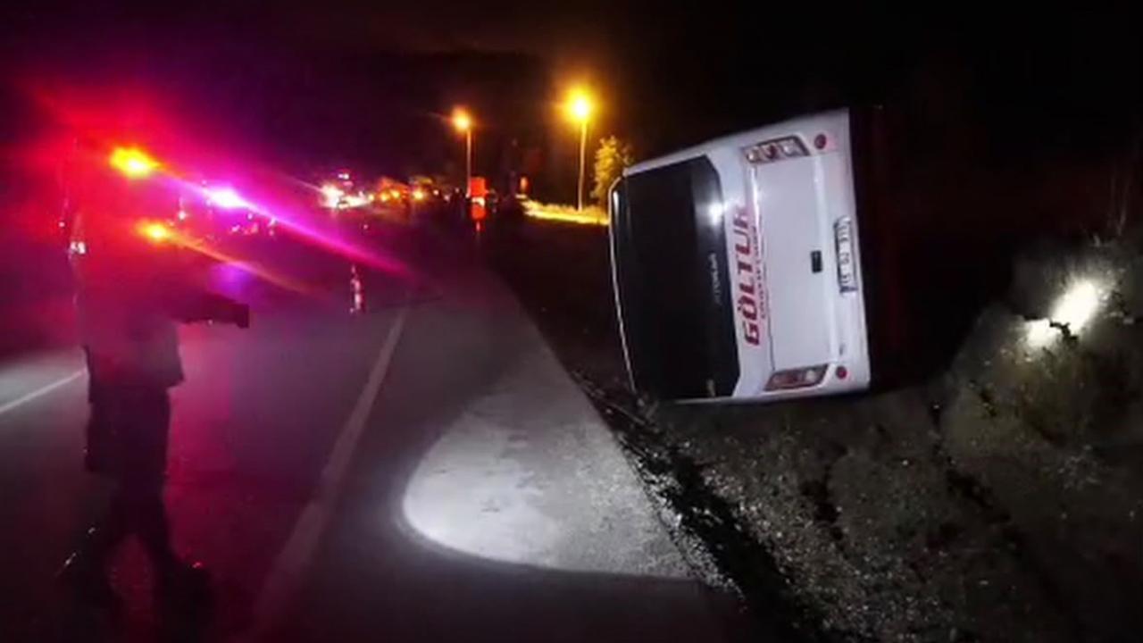 Gölhisar'da midibüs şarampole devrildi: 1 yolcu yaralandı