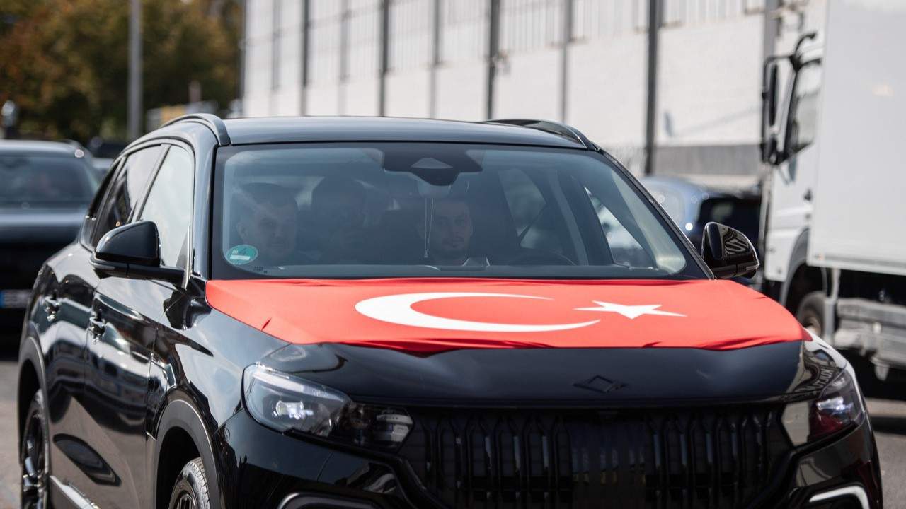 Almanya'daki Togg sahipleri Stuttgart'ta 45 araçlık konvoy düzenledi
