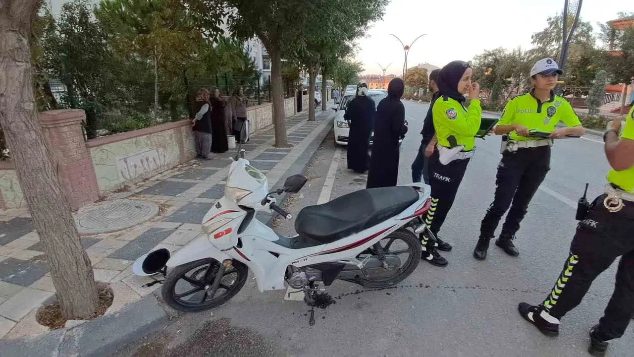 Karaman'da otomobil kapısına çarpan motosiklet devrildi: 2 yaralı