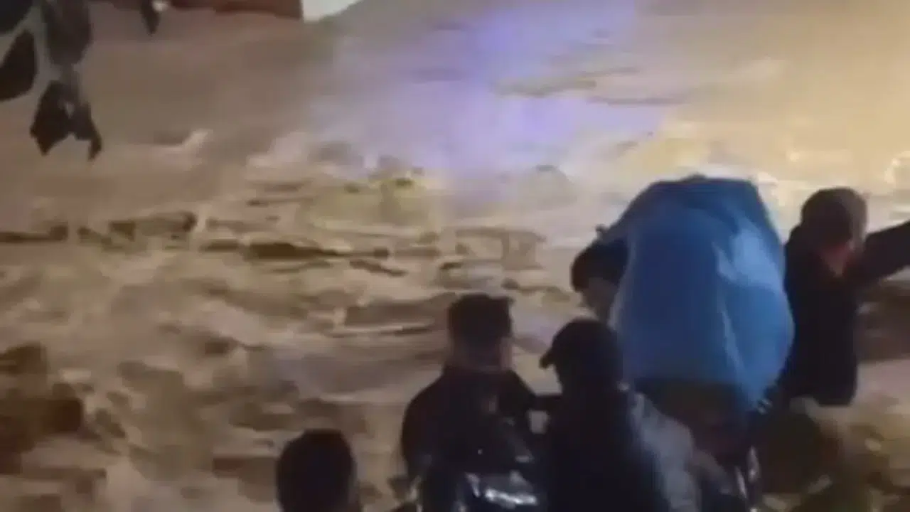 İstanbul Sarıyer'de şiddetli sağanak yolları göle çevirdi