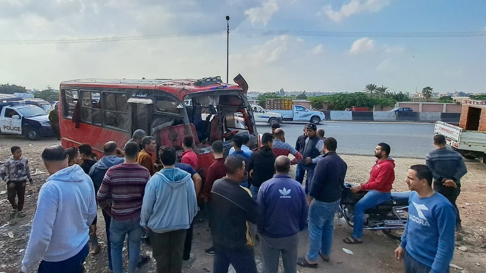 Mısır'da yolcu otobüsünün tıra çarpması sonucu 13 kişi hayatını kaybetti